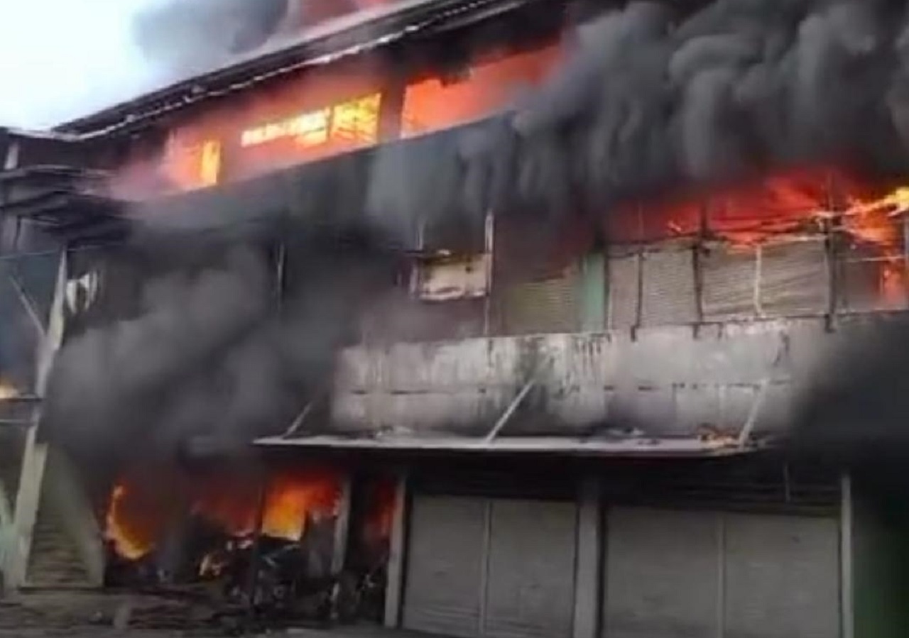 Ratusan kios terbakar di pasar Krian, Sidoarjo. SP/JUM