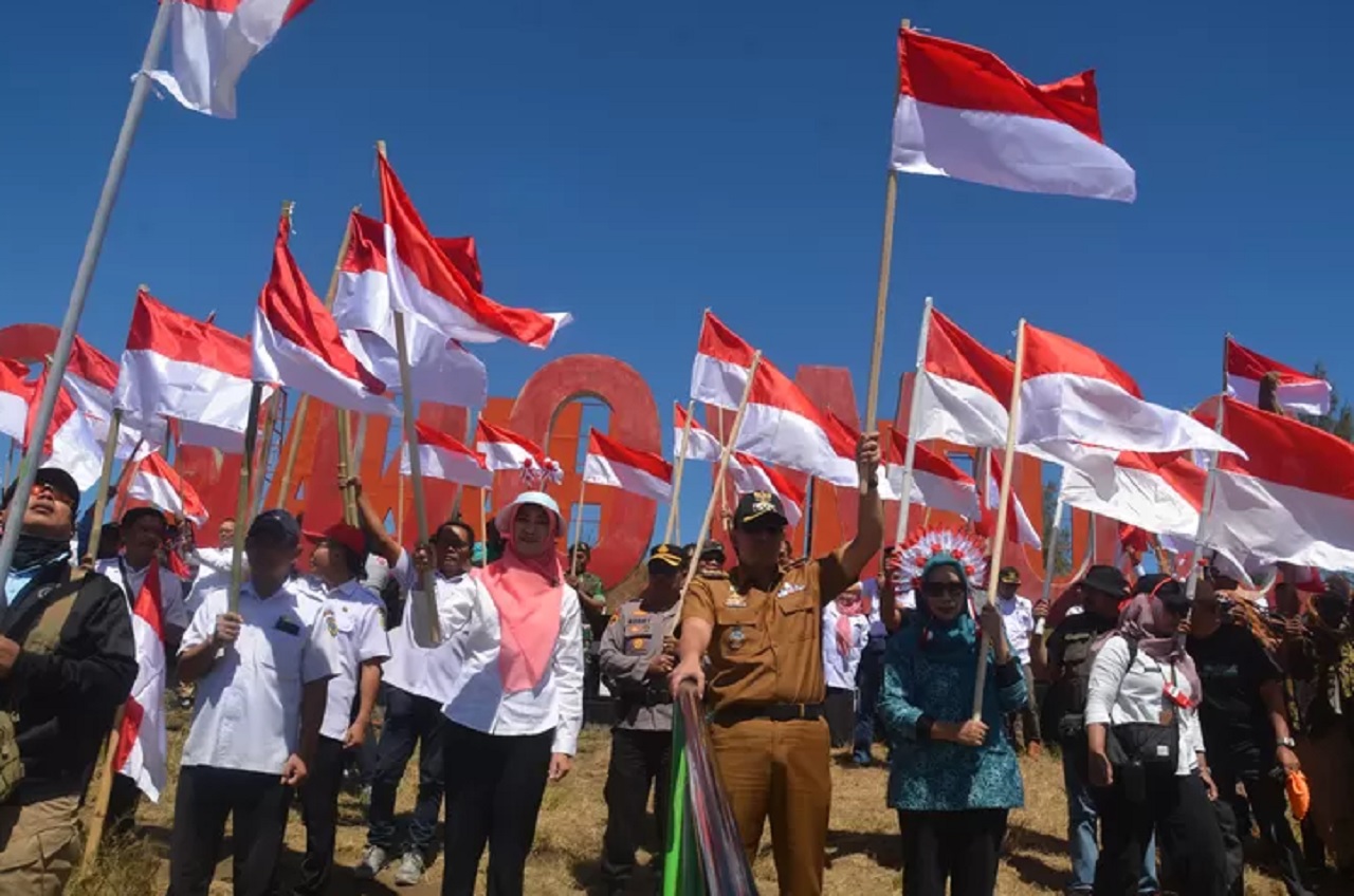 : Ribuan warga memadati puncak Kawah Wurung Bondowoso, Jawa Timur untuk ikut memeriahkan HUT Kemerdekaan RI ke-79. SP/ BDW