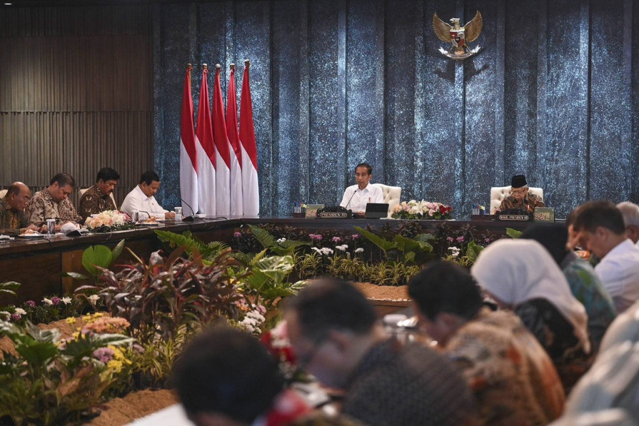 Momen Prabowo, Menteri Pertahanan sekaligus Presiden Terpilih, sedang berdiskusi dengan Presiden Jokowi, sebelum sidang kabinet di IKN, Senin (12/8/2024).