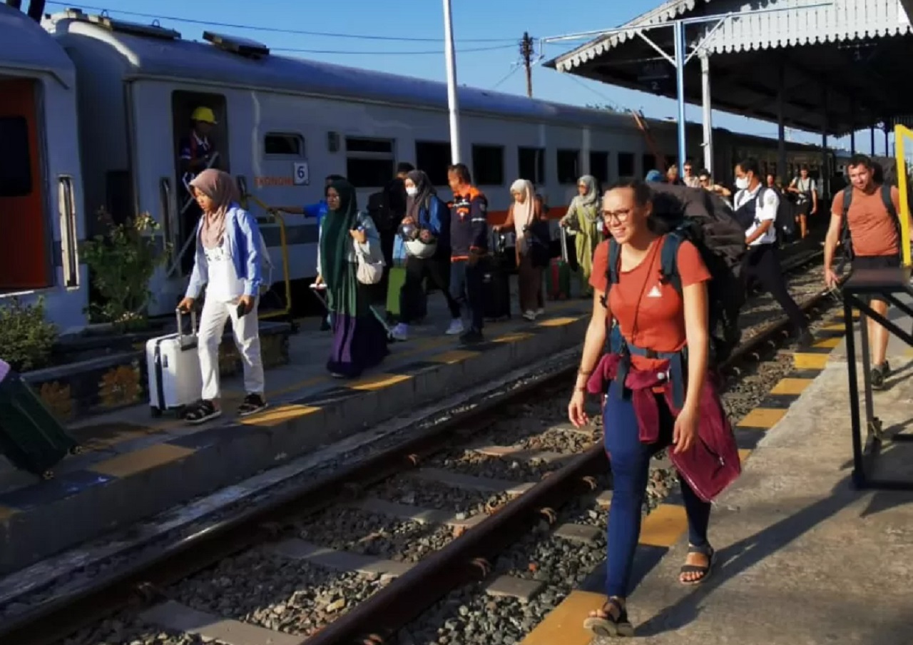 Terlihat banyak wisatawan mancanegara yang menggunakan kereta api dari Stasiun Probolinggo selama 2024 meningkat tajam. SP/ PRB