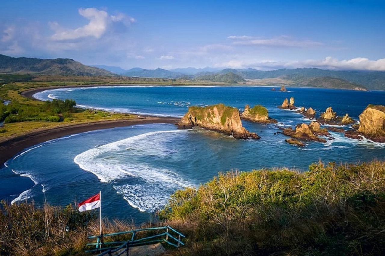 Pesona Teluk Love di Pantai Payangan, Jember, Jawa Timur. SP/ JBR