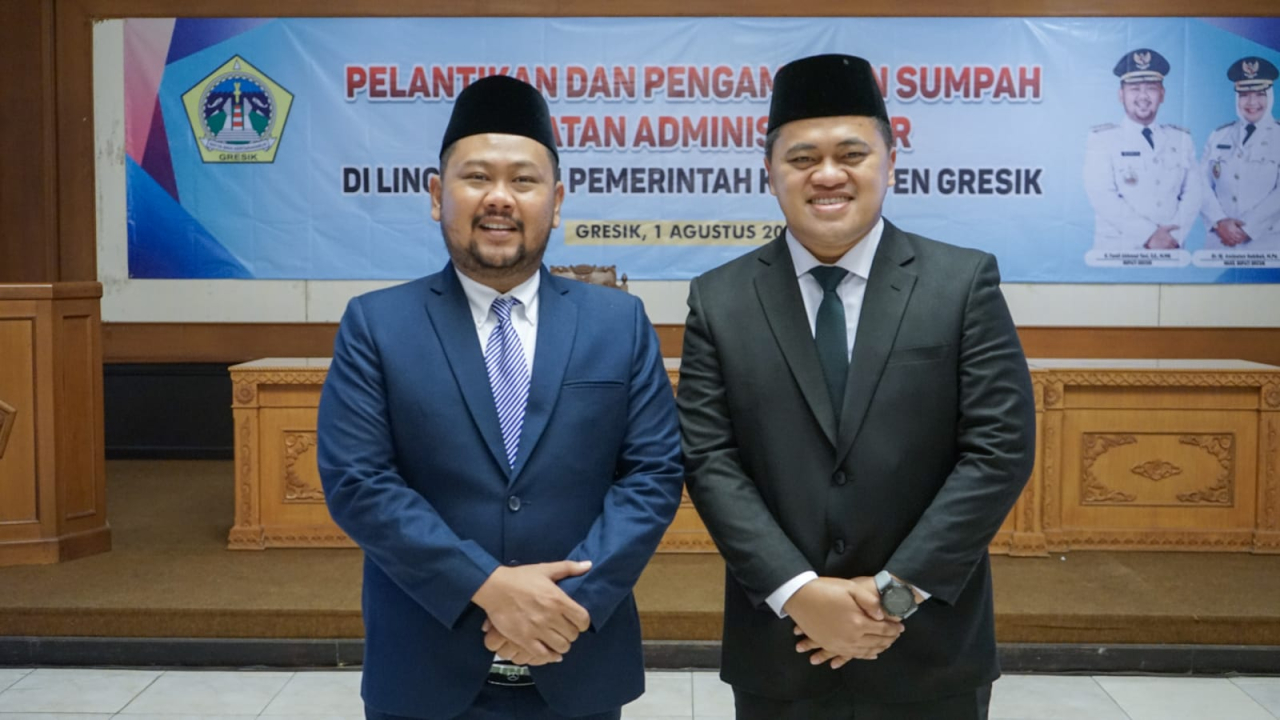 Bupati Gresik Fandi Akhmad Yani bersama dr Riyan Charlie Milyantono Sp THT-KL usai acara pelantikan. SP/Grs