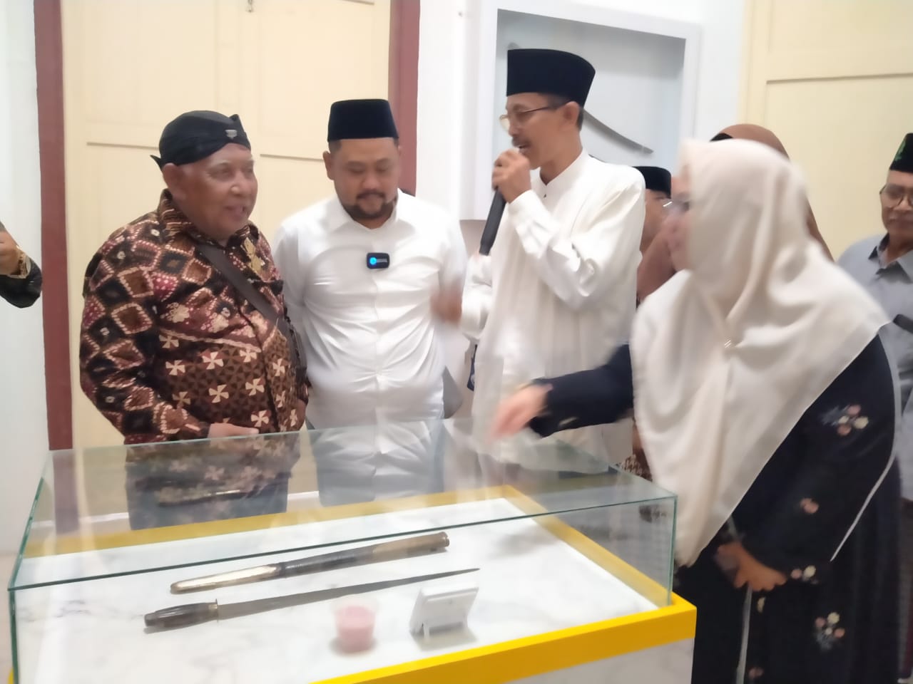 Bupati Gresik Fandi Akhmad Yani didampingi Wabup Aminatun Habibah saat melihat koleksi Museum Kanjeng Sepuh Sidayu. SP/Grs.