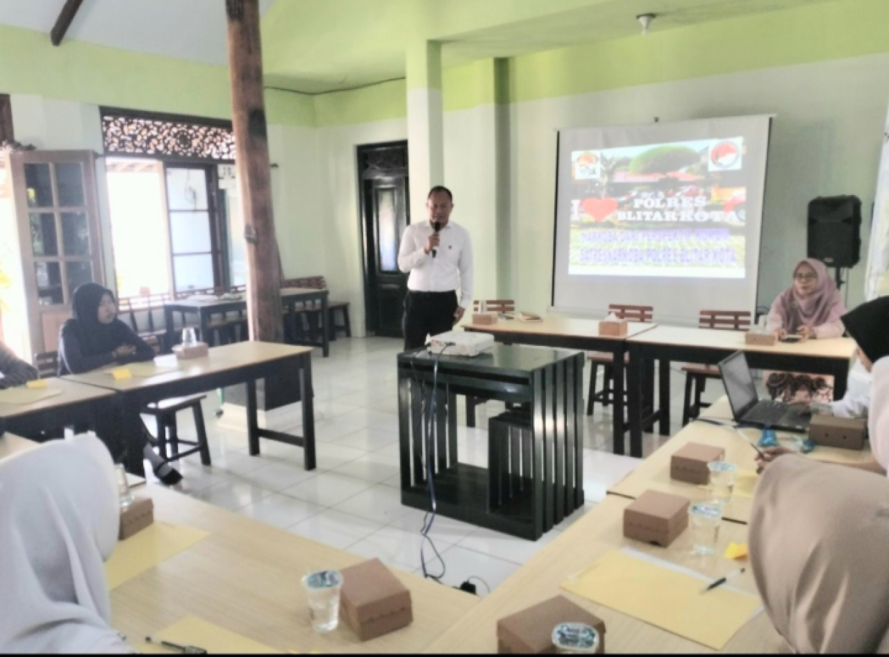 Dialog interaktif petugas dengan pelajar. SP/Lestariono