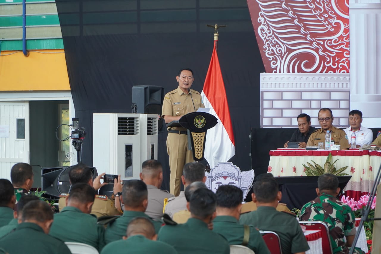 Bupati saat membuka rakor kesiapsiagaan pemilihan kepala daerah. SP/IST