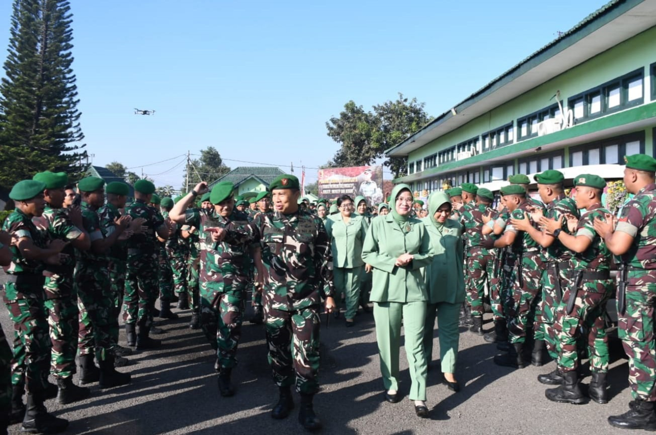 Kedatangan Danrem O81 Madiun disambut meriah oleh Pasukan Yonif 511/DY. SP/Lestariono
