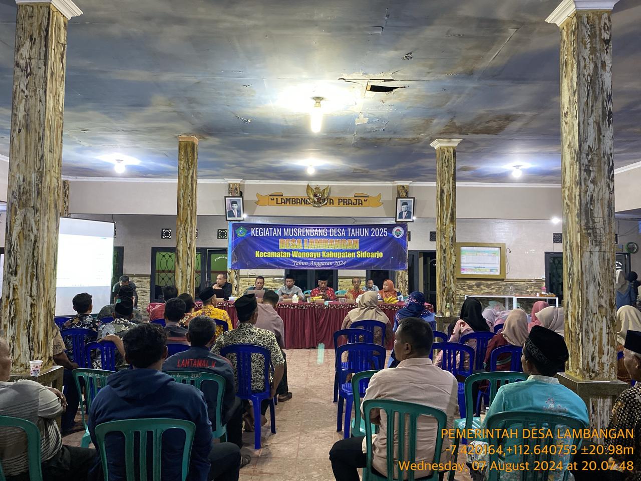 Kegiatan pelaksanaan Musrenbangdes di pendopo kantor Desa Lambangan. SP/JUM
