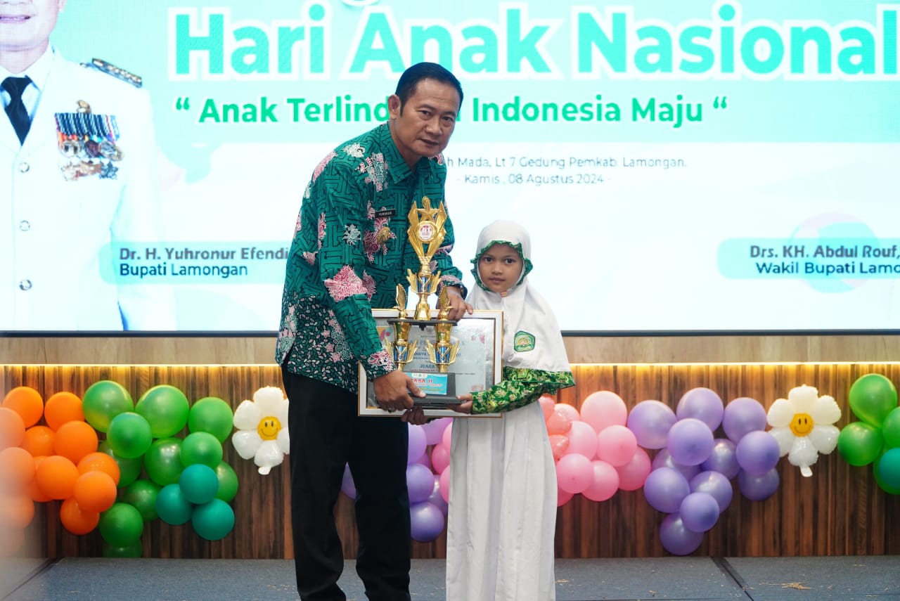Bupati menyerahkan hadiah kepada pemenang lomba. SP/IST