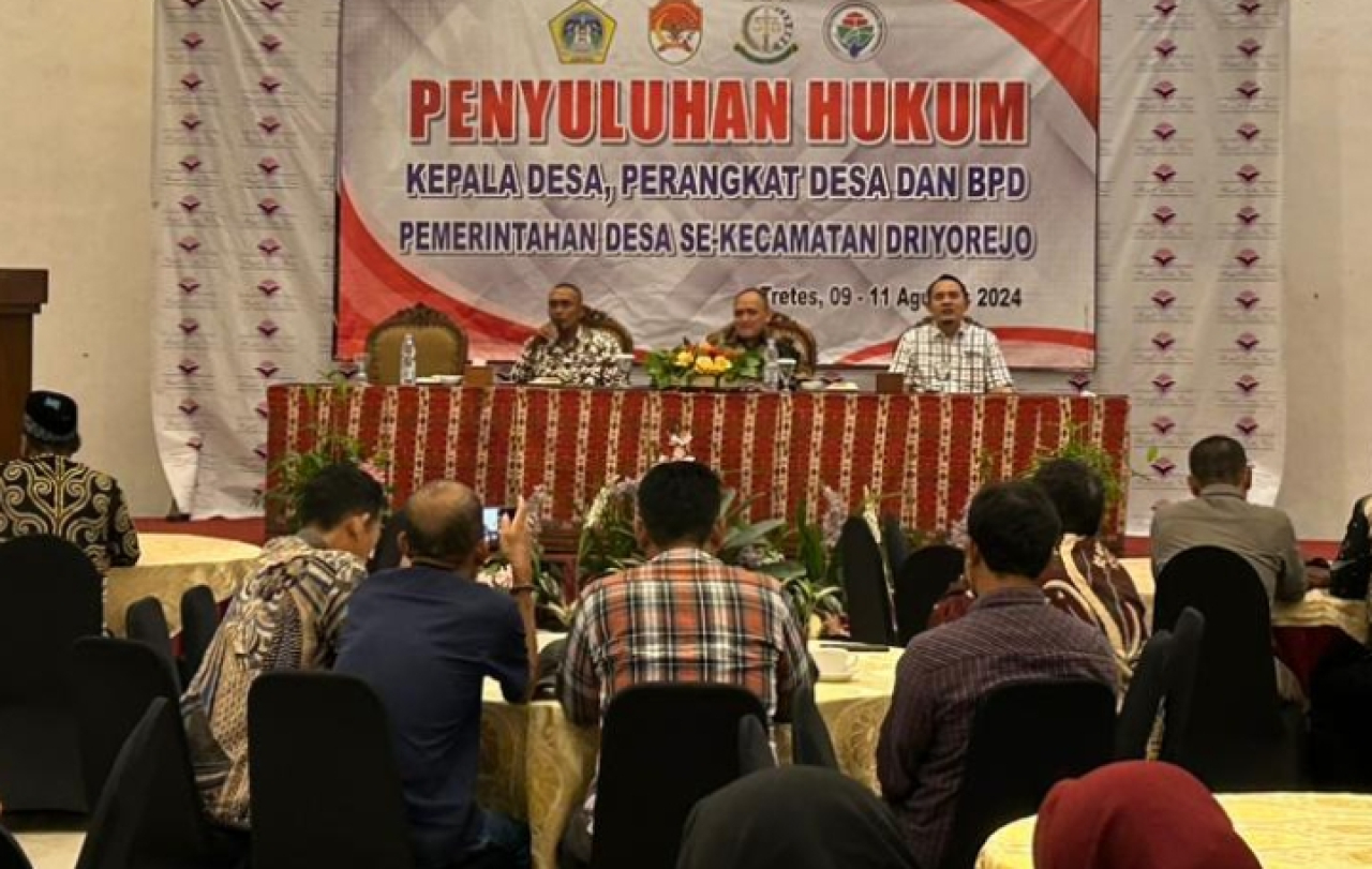 Kajari Gresik Nana Riana didampingi Camat Driyorejo Muhammad Amri dan Ketua AKD Driyorejo Kasmadi saat memberi penyuluhan hukum di hadapan para kades, ketua BPD dan perangkat desa se-Kecamatan Driyorejo. SP/M Aidid