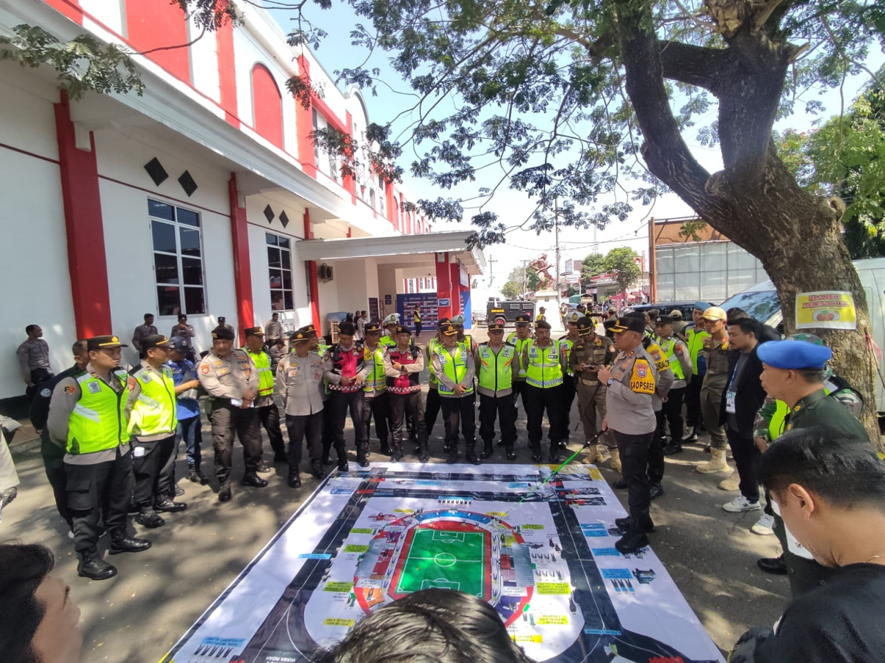 Kapolres Blitar Kota AKBP Danang Setiyo beri arahan kepada personel. SP/Lestariono