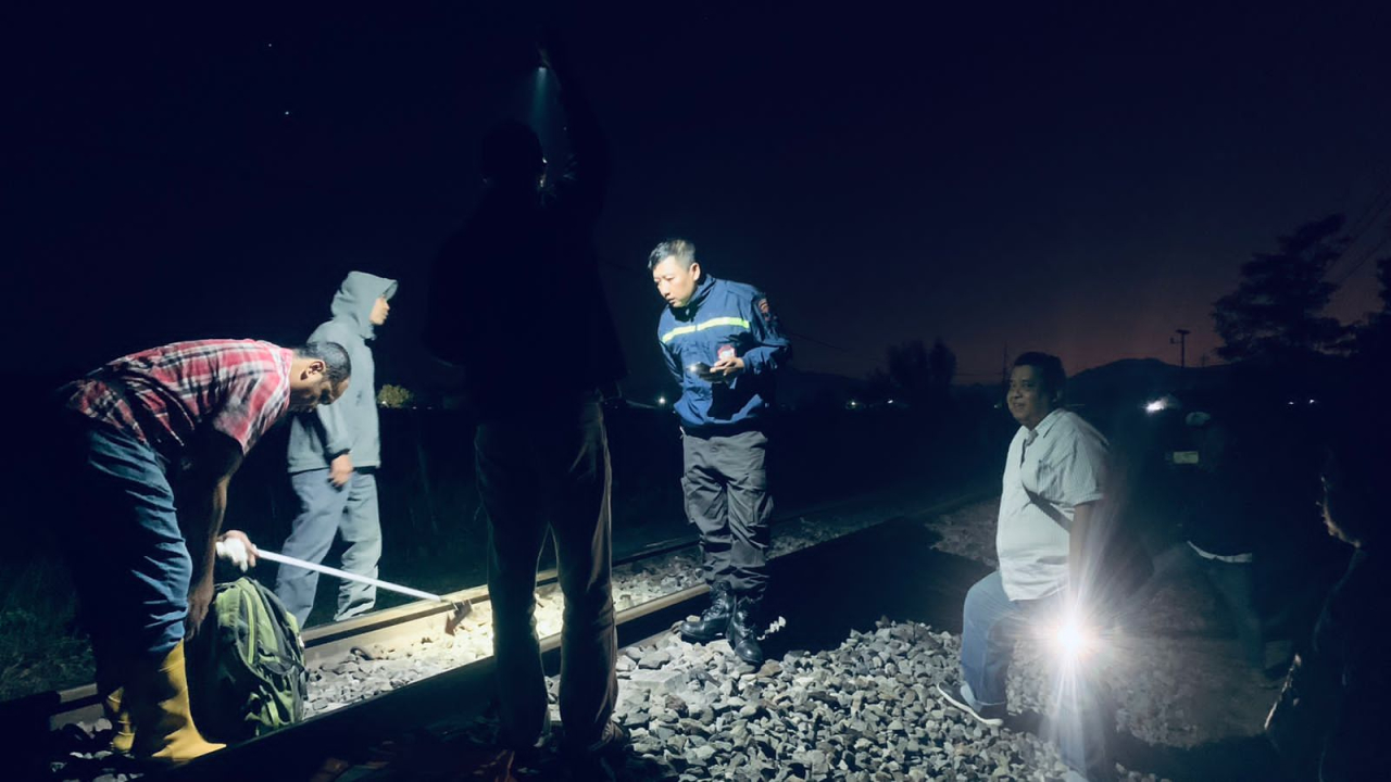 Petugas saat melakukan olah TKP di lokasi kejadian. SP/Lestariono