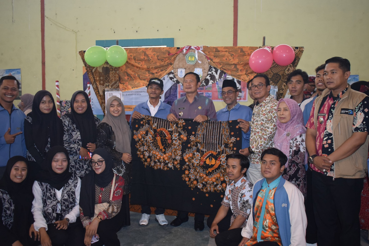 Bupati bersama rektor saat memperlihatkan batik Sendanu, Gula Merah Siwalan hasil karya mahasiswa. SP/MUHAJIRIN 