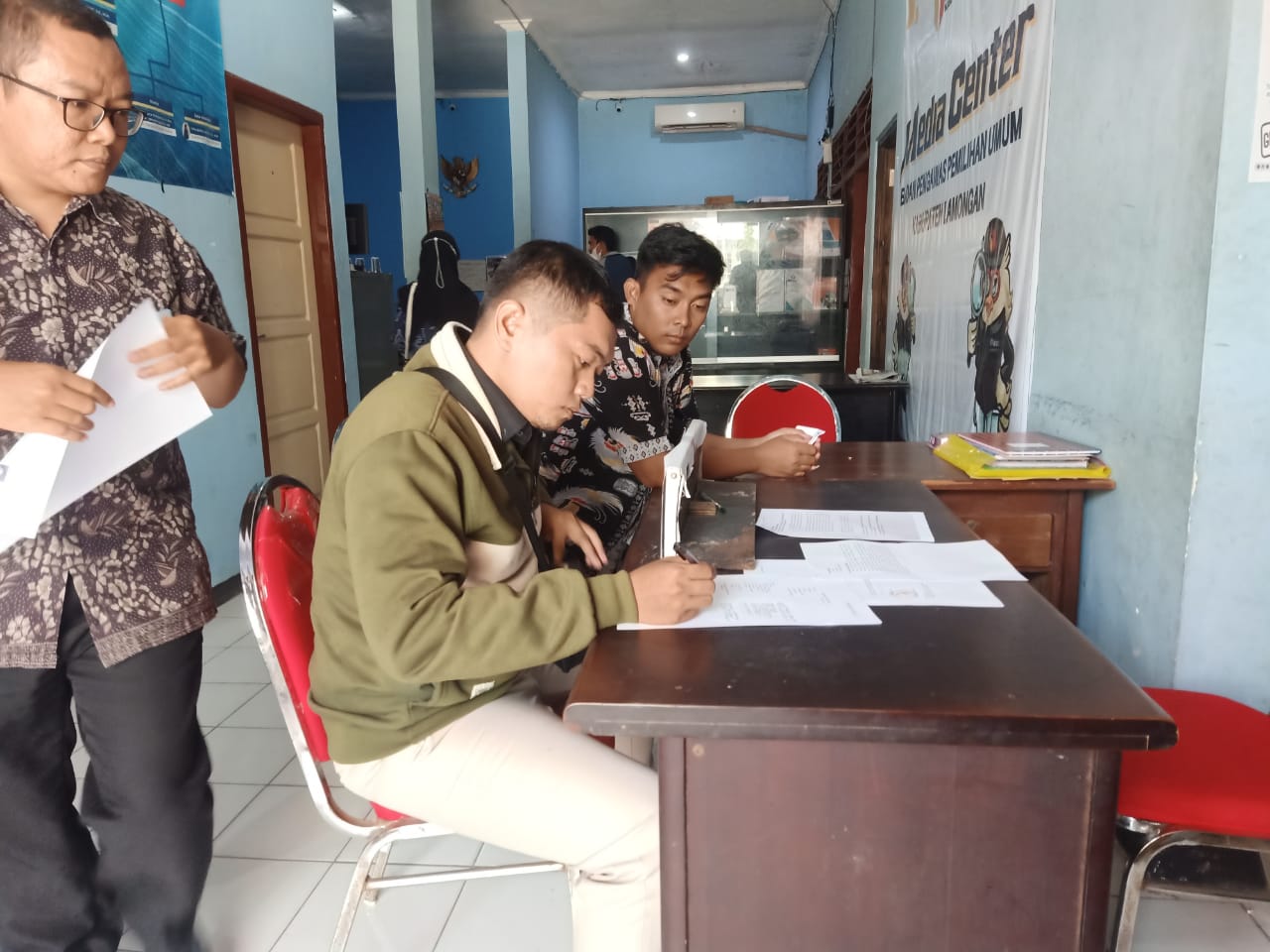Pelapor mengisi laporan di kantor Bawaslu Lamongan. SP/MUHAJIRIN