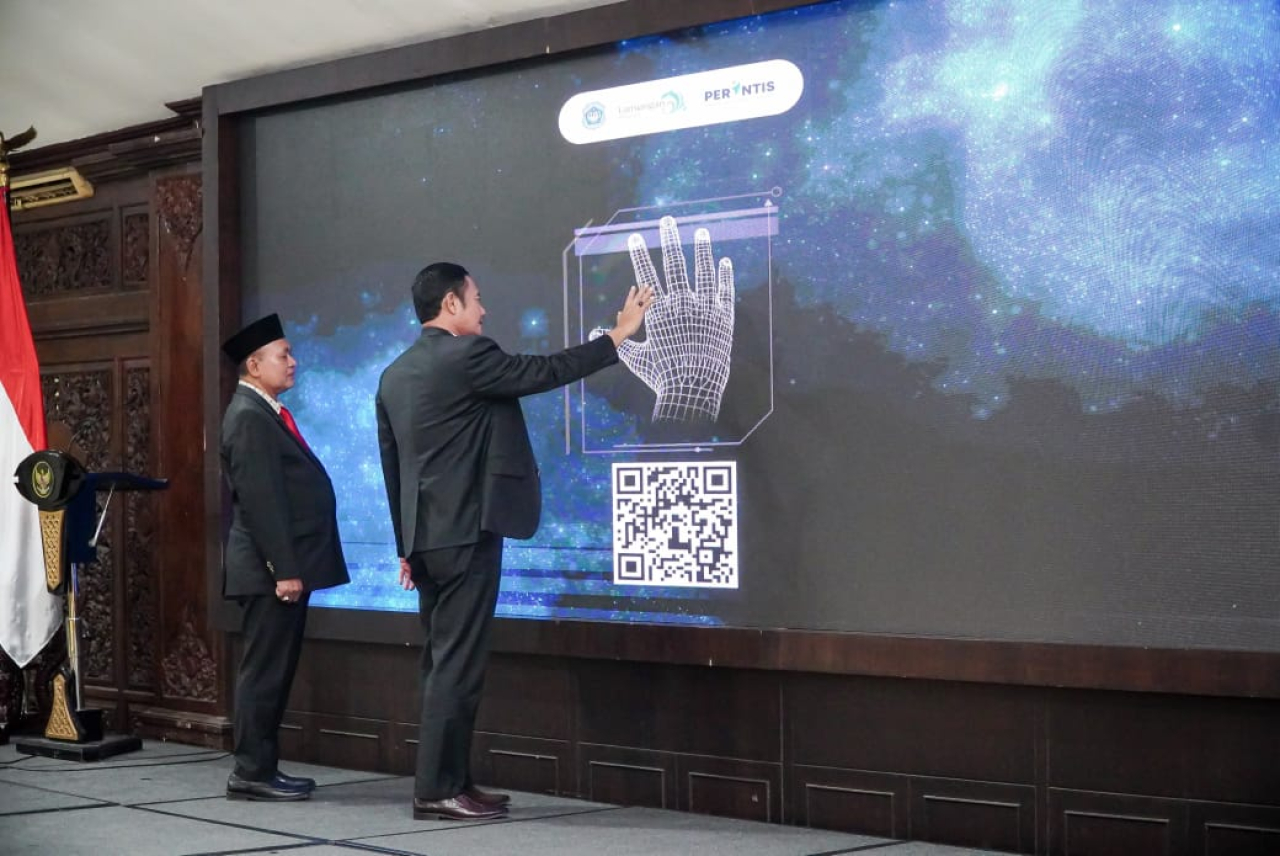 Bupati menekan tombol barcode menandai beasiswa perintis Lamongan resmi di launching. SP/MUHAJIRIN