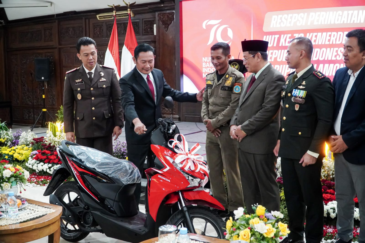 Ghofur saat menerima hadiah satu unit sepeda motor dari Forkopimda Lamongan. SP/IST