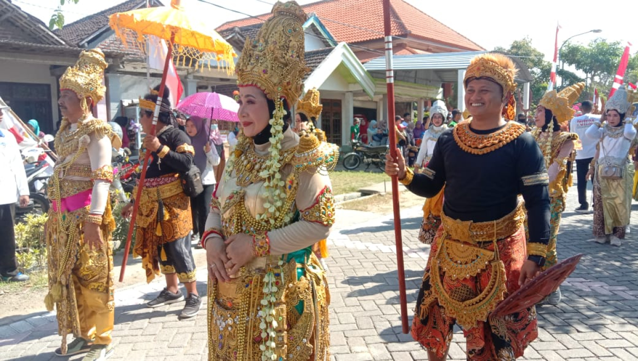 Kades Kedungpring Priyono dan istri memakai pakaian Kerajaan Majapahit saat memimpin karnaval 17 Agustusan di desanya. SP/M Aidid