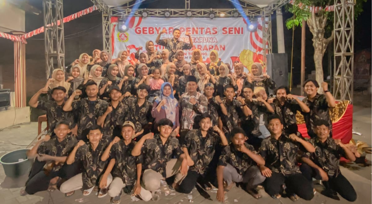 Pemuda Desa Sidoraharjo bersama Kades Sidoraharjo dan istri usai acara Gebyar Pentas Seni dalam rangka peringatan HUT ke-79 RI. SP/Grs