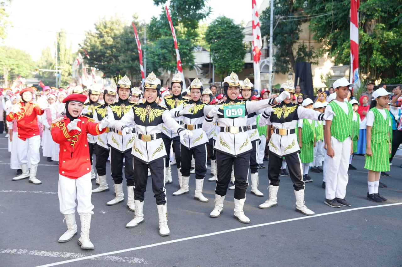 Regu gerak jalan ini tengah menunjukan kebolehannya dalam lomba gerak jalan se- Kecamatan Lamongan. SP/IST