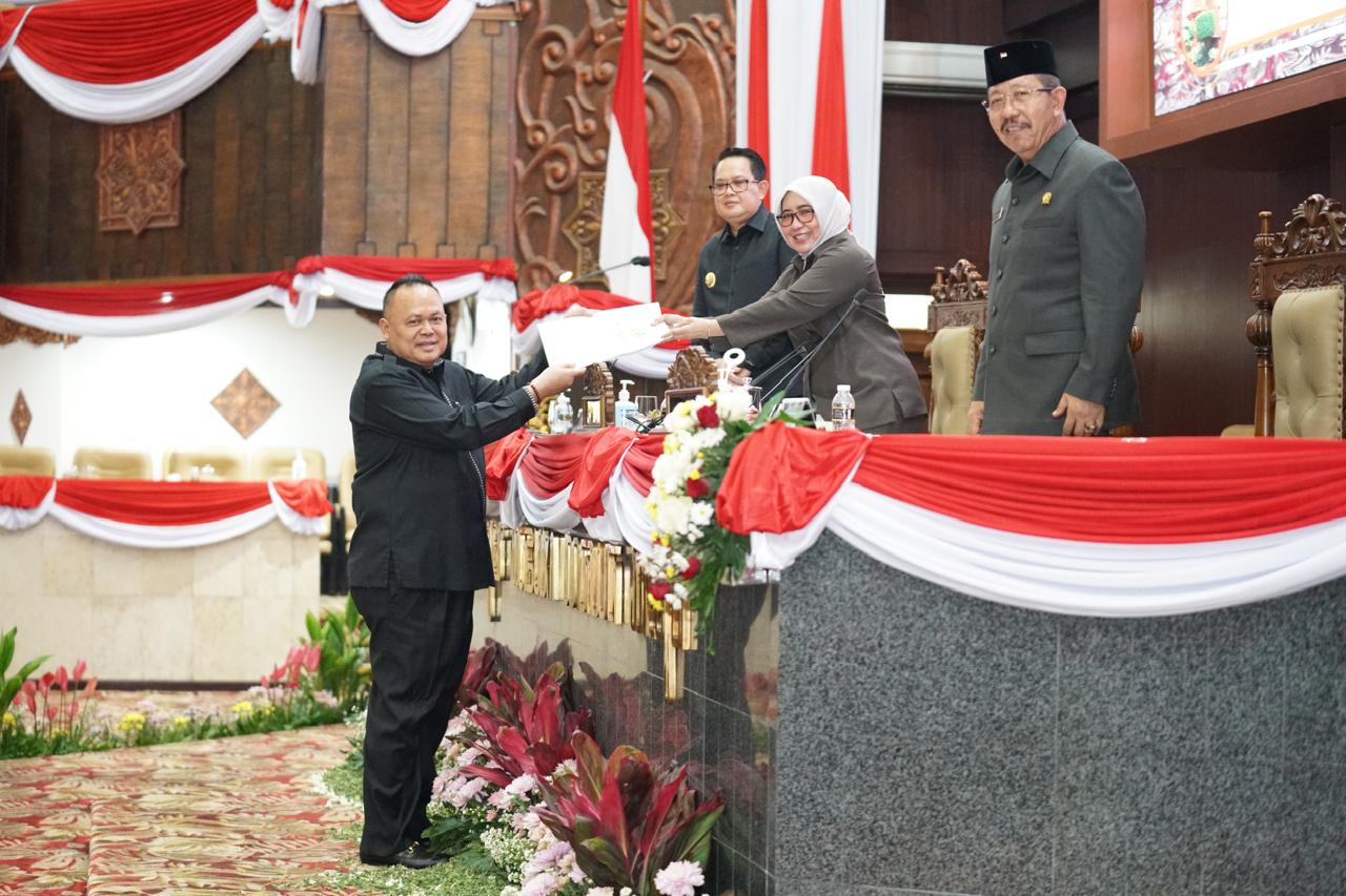 Ketua Komisi D Agung Mulyono menyerahkan PA Fraksi Demokrat tentang Perda Rencana Umum Energi. 