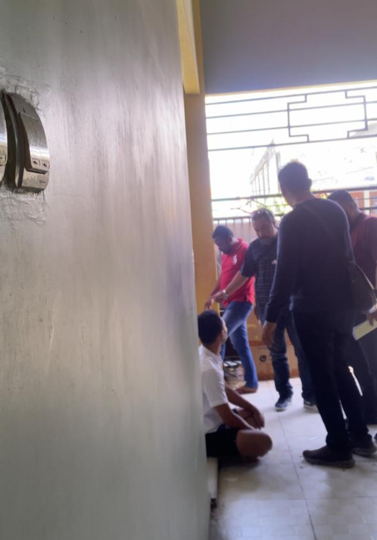 Aksi segerombolan debt collector PT BFI yang memaksa masuk ke rumah korban Basofi di Desa Peganden, Manyar, Gresik. Pelaku berkaus merah dipanggil rekan-rekannya dengan sebutan Ambon. Pelaku inilah yang membawa lari mobil Toyota Fortuner milik Basofi yang