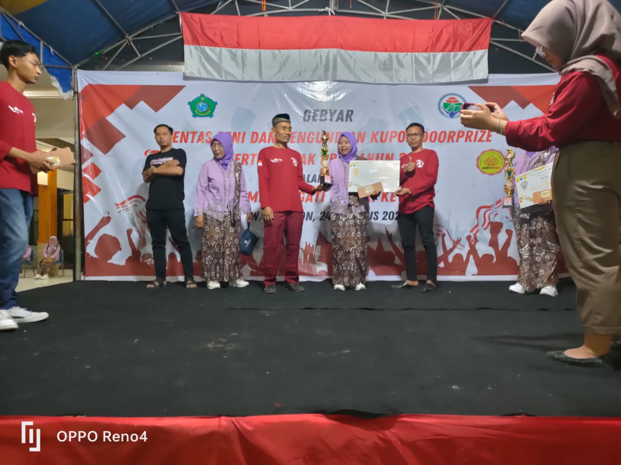 Kades Waruberon, Syaiful saat menyerahkan hadiah kejuaraan lomba HUT - RI ke 79 tahun kepada pemenang. SP/JUM