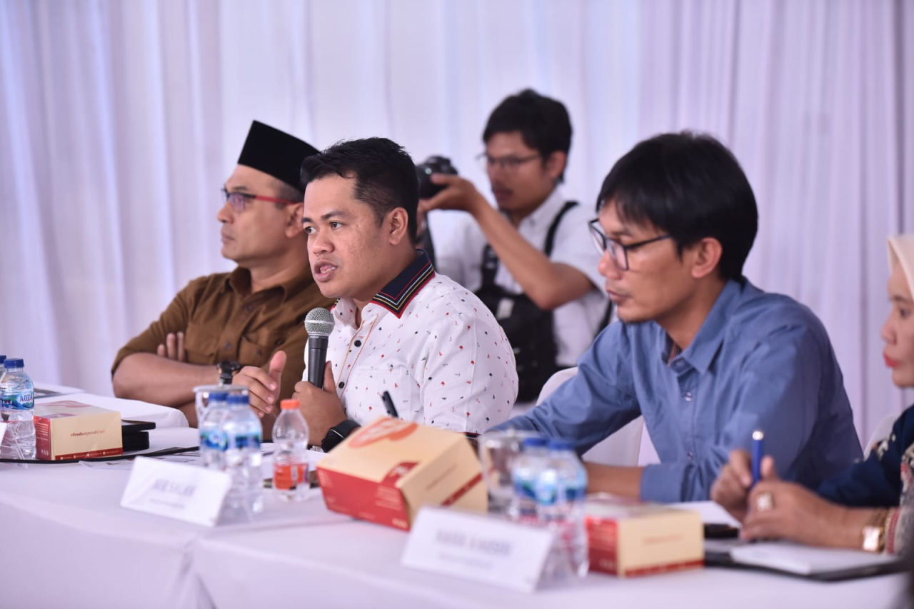 Ketua KPU Jatim Aang Khunaifi didampingi Komisioner Choirul Umam dan Nursalam menjelaskan tentang proses pendaftaran paslon Cagub-Cawagub Jatim, Senin 26/8/2024. Foto : SP/Byob