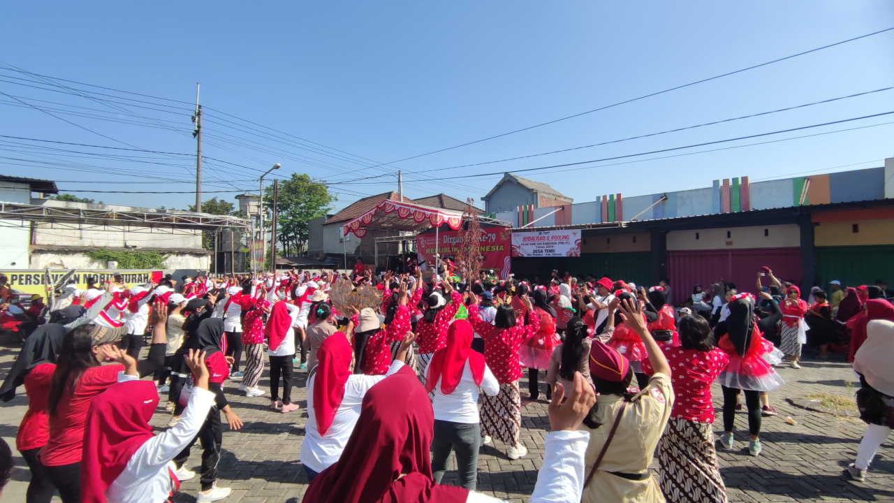Kegiatan lomba jalan sehat perayaan HUT - RI ke 79 di Desa Temu, Kecamatan Prambon. SP/JUM