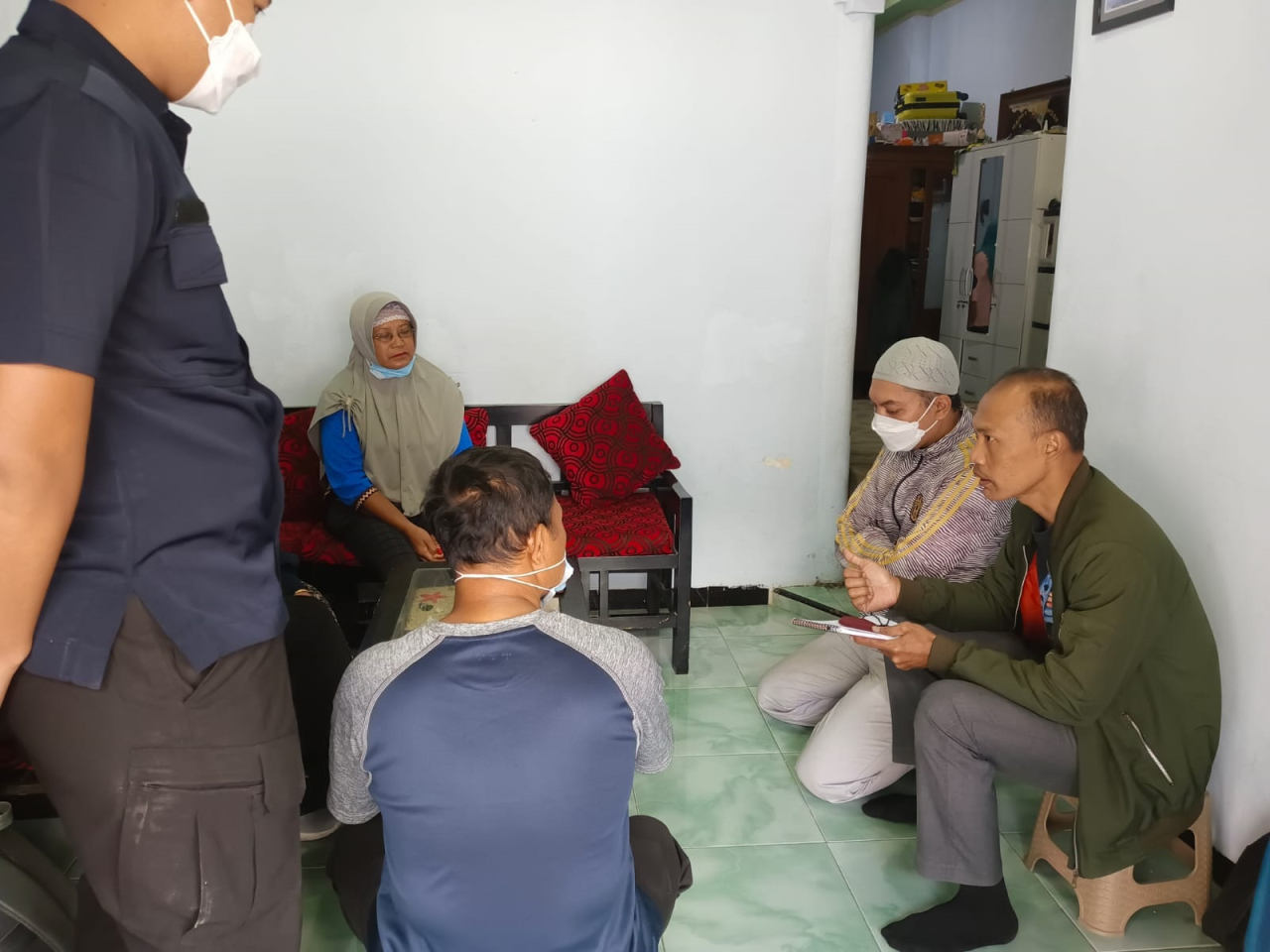 Petugas saat meminta keterangan saksi di lokasi. SP/Lestariono