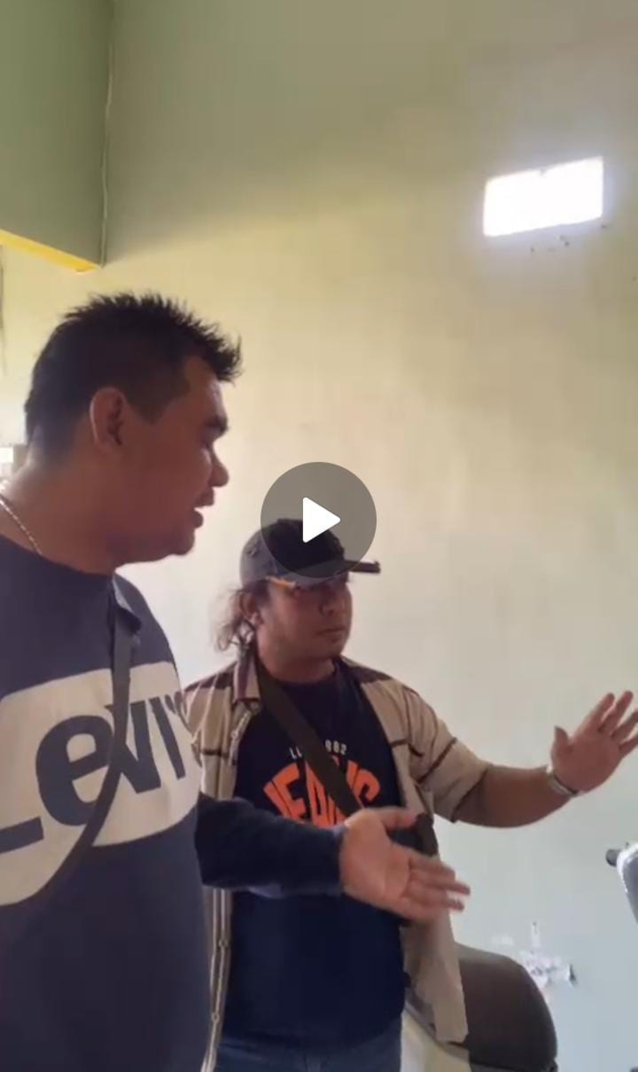 Potongan rekaman CCTV yang memperlihatkan dua anggota debt collector yang merampas mobil Basofi di rumahnya Desa Peganden, Kecamatan Manyar, Gresik pada 8 Agustus lalu. SP/M Aidid