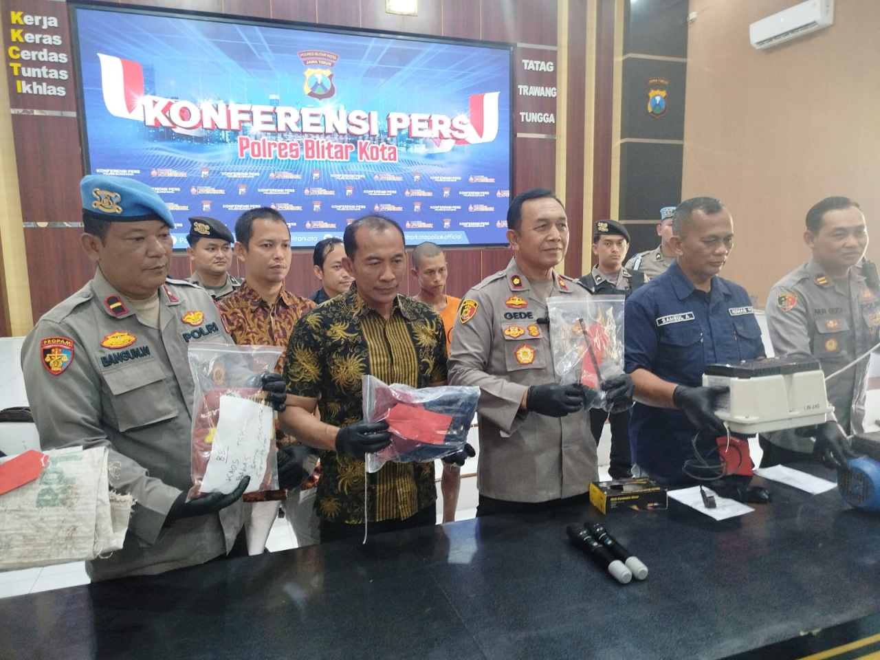 Petugas menunjukkan barang bukti saat rilis. SP/Lestariono