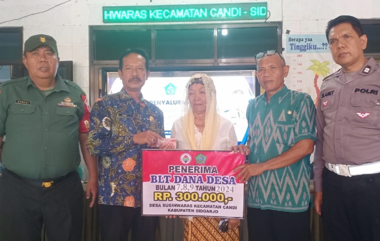 Masyarakat Desa Sugihwaras Kecamatan Candi menerima Bantuan Langsung Tunai (BLT-DD) tahun anggaran 2024. SP/ HIKMAH
