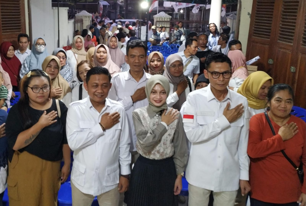 Ketua DPC Gerindra Kota Kediri, Katino foto bersama kader dan Calon Wali Kota Kediri Vinanda