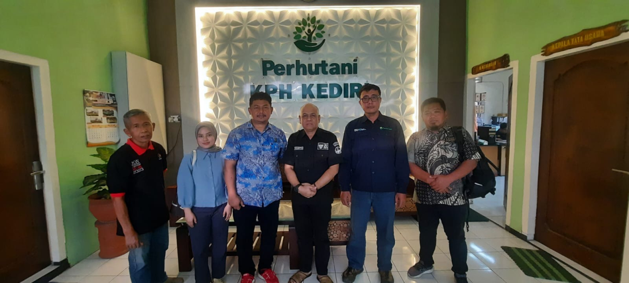 Kepala Bakorda FBKN Kediri Raya, Akhir Kristiono SH. MH. bersama relawan Bela Negara berswafoto di Kantor KPH Perhutani Kediri