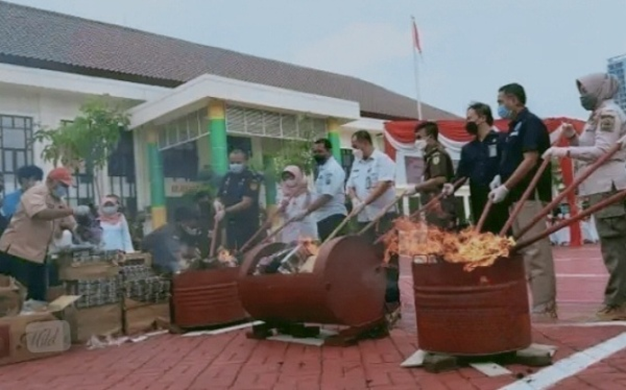 Pemusnahan barang bukti hasil kejahatan termasuk hasil penyitaan rokok ilegal bertempat di halaman Kantor Kejaksaan Negeri Gresik. SP/M Aidid