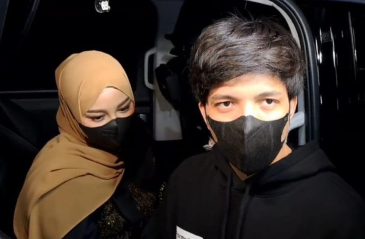 Atta Halilintar mengajak Aurel Hermansyah saat mendatangi Polres Metro Jakarta Selatan, terkait tudingan berita hoax yang menyebut dirinya nikah siri dengan sesama selebgram.