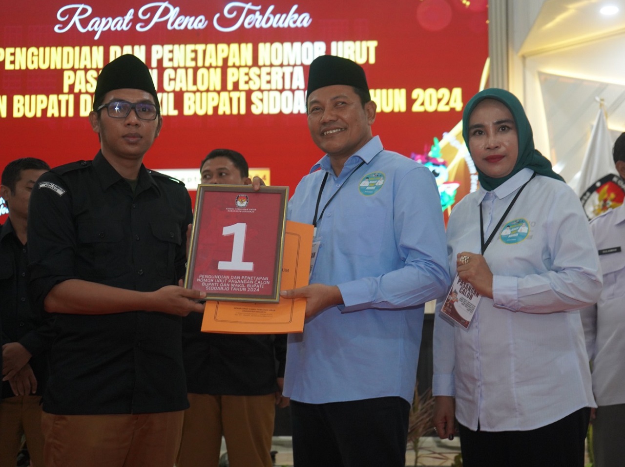 Paslon Subandi-Mimik Idayana (BAIK) mendapatkan nomor urut satu di kantor KPU. SP/ HIKMAH