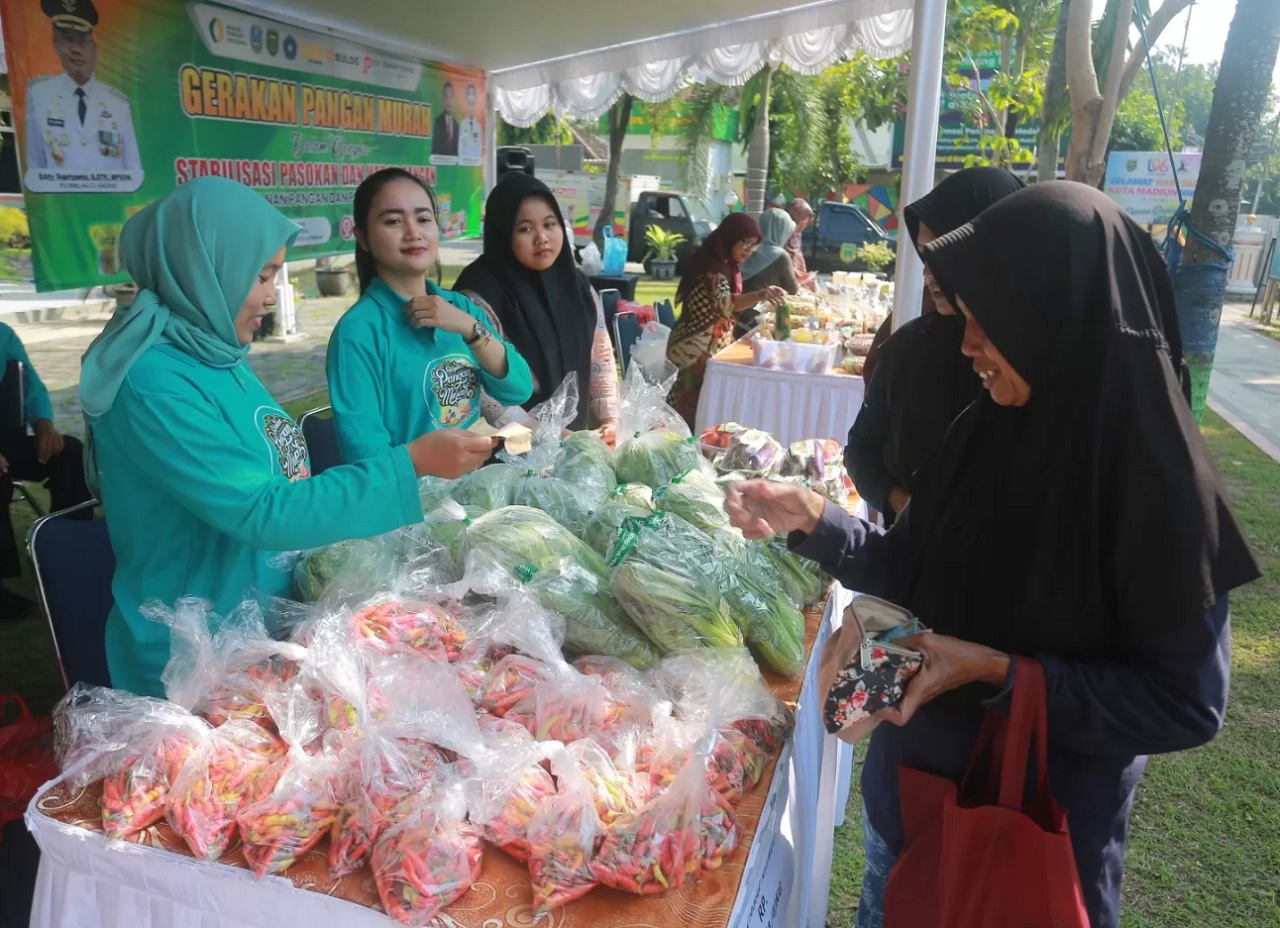 Suasana gerakan pangan murah (GPM) di halaman kantor Kecamatan Manguharjo. SP/ MDN