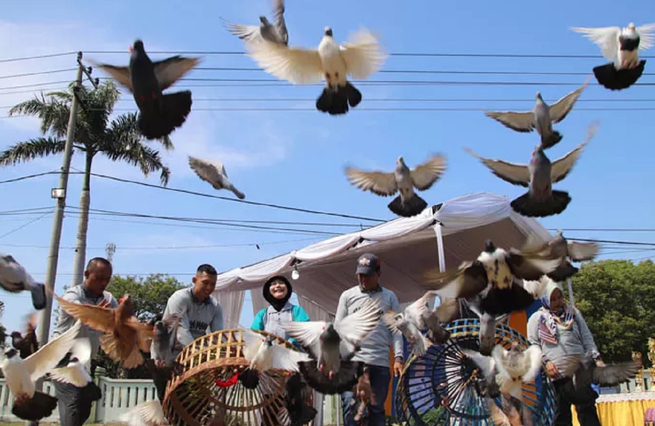 Pelepasan ratusan burung di acara "Probolinggo Kicau Mania" ditandai oleh Pj. Wali Kota Nurkholis. SP/ PRB
