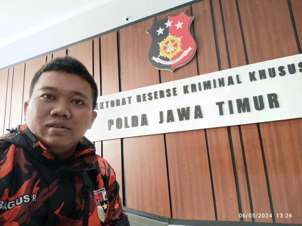 Ketua SAPMA PP Kota Kediri, Bagus Romadhon saat melaporkan dugaan korupsi di Perumda Pasar Joyoboyo Kota Kediri di Polda Jatim