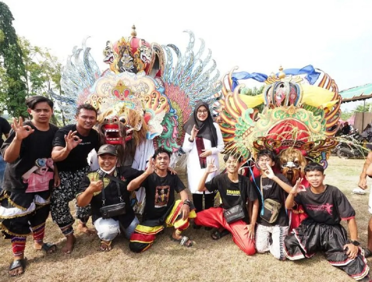 Bupati Banyuwangi Ipuk Fiestiandani saat foto bersama dengan pelaku seni barong dalam agenda Festival Barong Kumbo. SP/ BYW