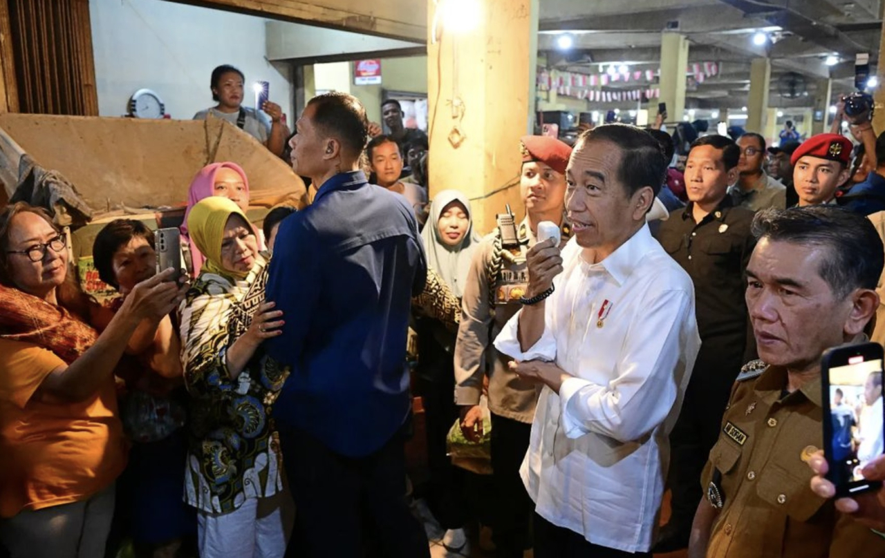 Presiden Jokowi saat mengunjungi pasar tradisional di Pasar Mawar, Kota Pontianak, Selasa (24/9/2024).