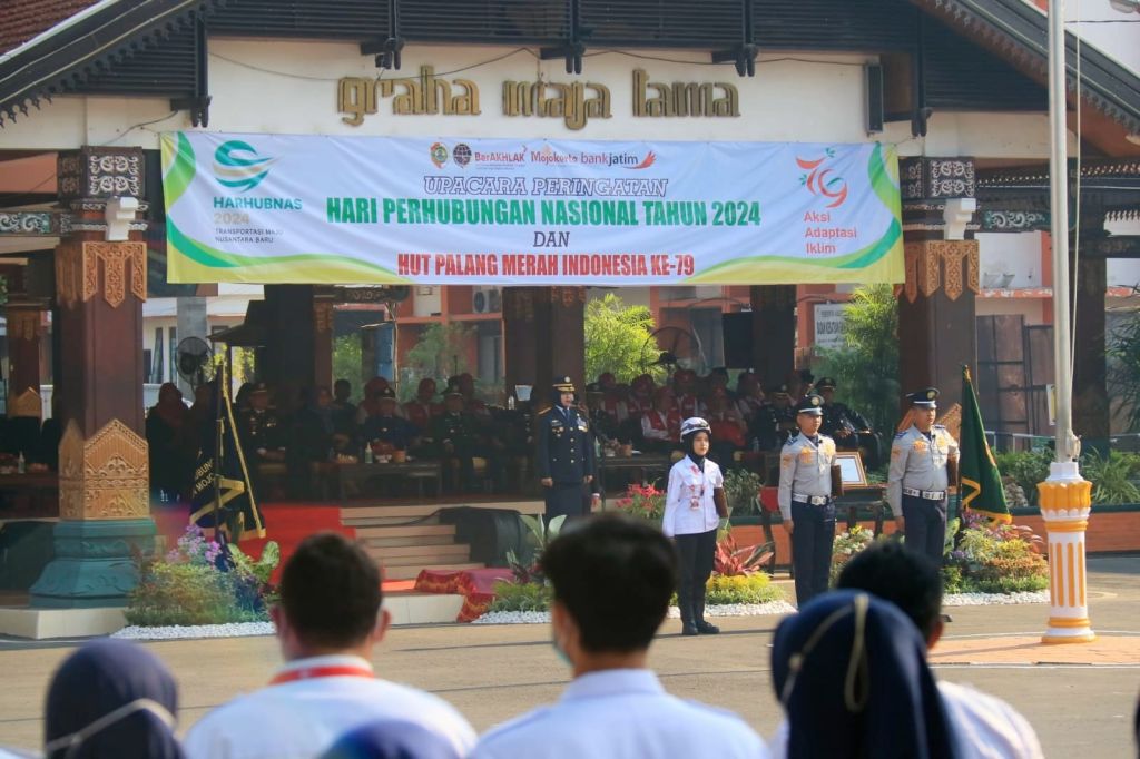Bupati Ikfina saat memimpin upacara hari perhubungan nasional 2024