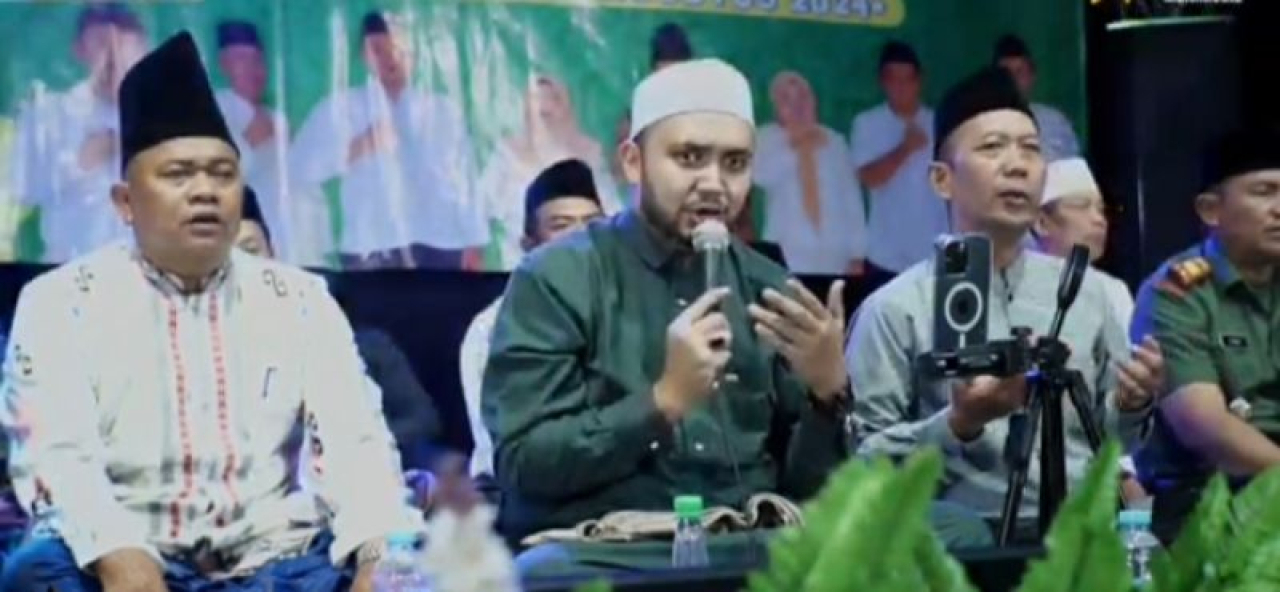Kepala Desa Dampaan Cerme Suharsono bersama Habib Haidar bin Abdullah Alhaddad dan Camat Cerme Umar Hasyim di acara 'Dampaan Bersholawat', Sabtu (31/8) malam.