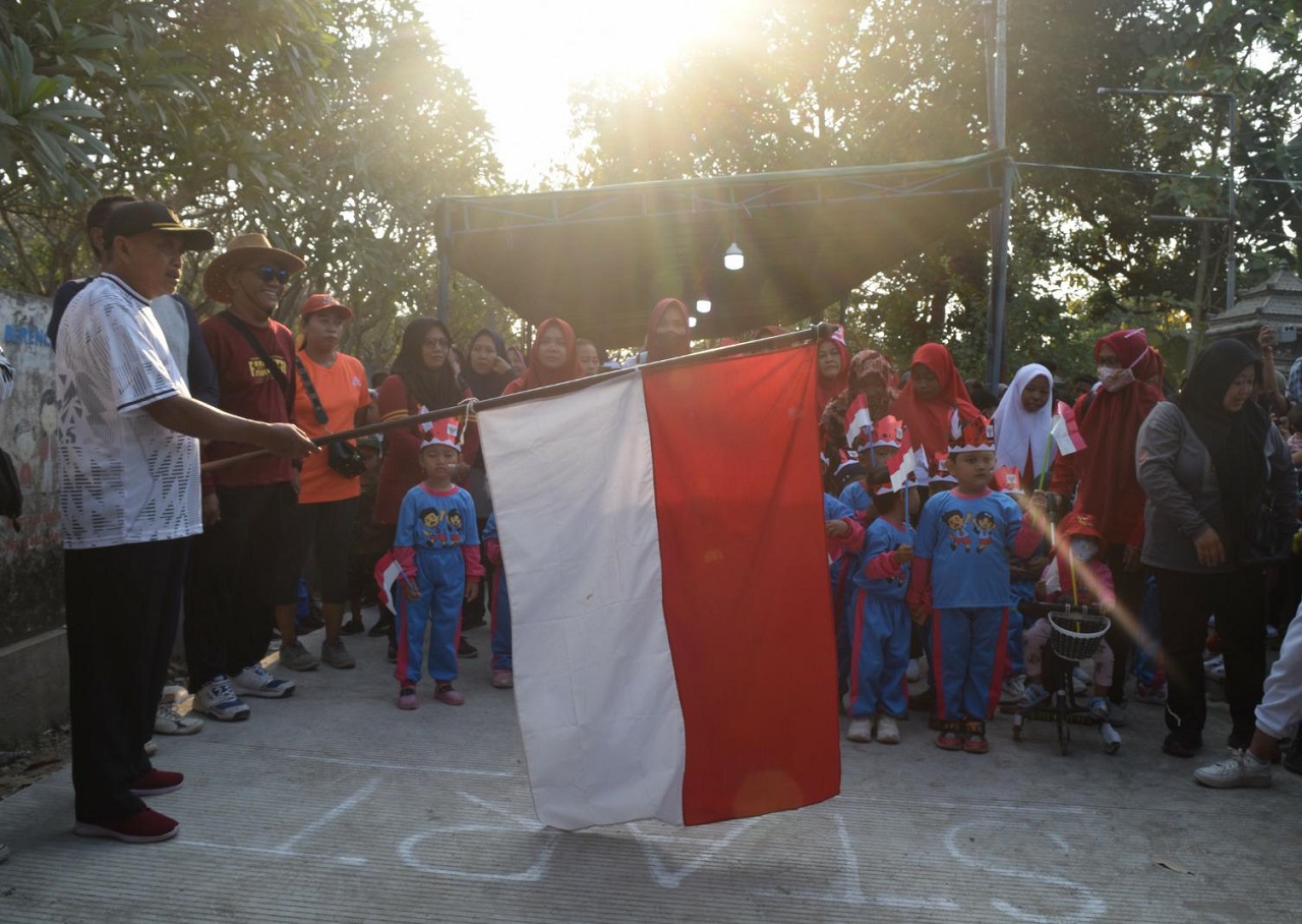 Kades Bogempinggir, Haji Sutikno, saat memberangkatkan peserta lomba jalan sehat. SP/JUM