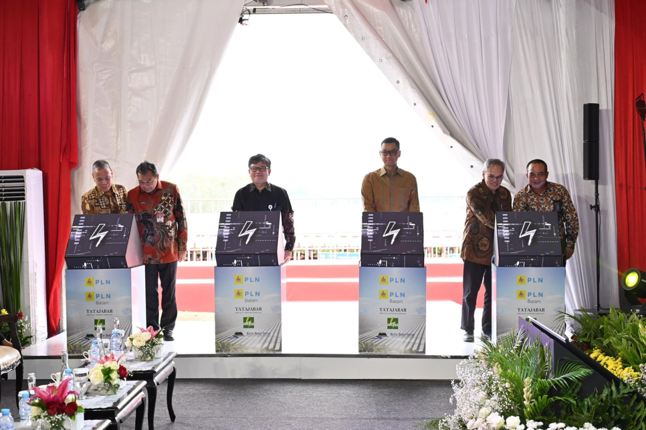 Direktur Utama PLN, Darmawan Prasodjo (ketiga dari kanan) saat peresmian PLTS ground-mounted 100 MWp di Kawasan Industri Kota Bukit Indah di Kabupaten Purwakarta, Jawa Barat, Rabu (28/8/2024). Foto/Humas PLN