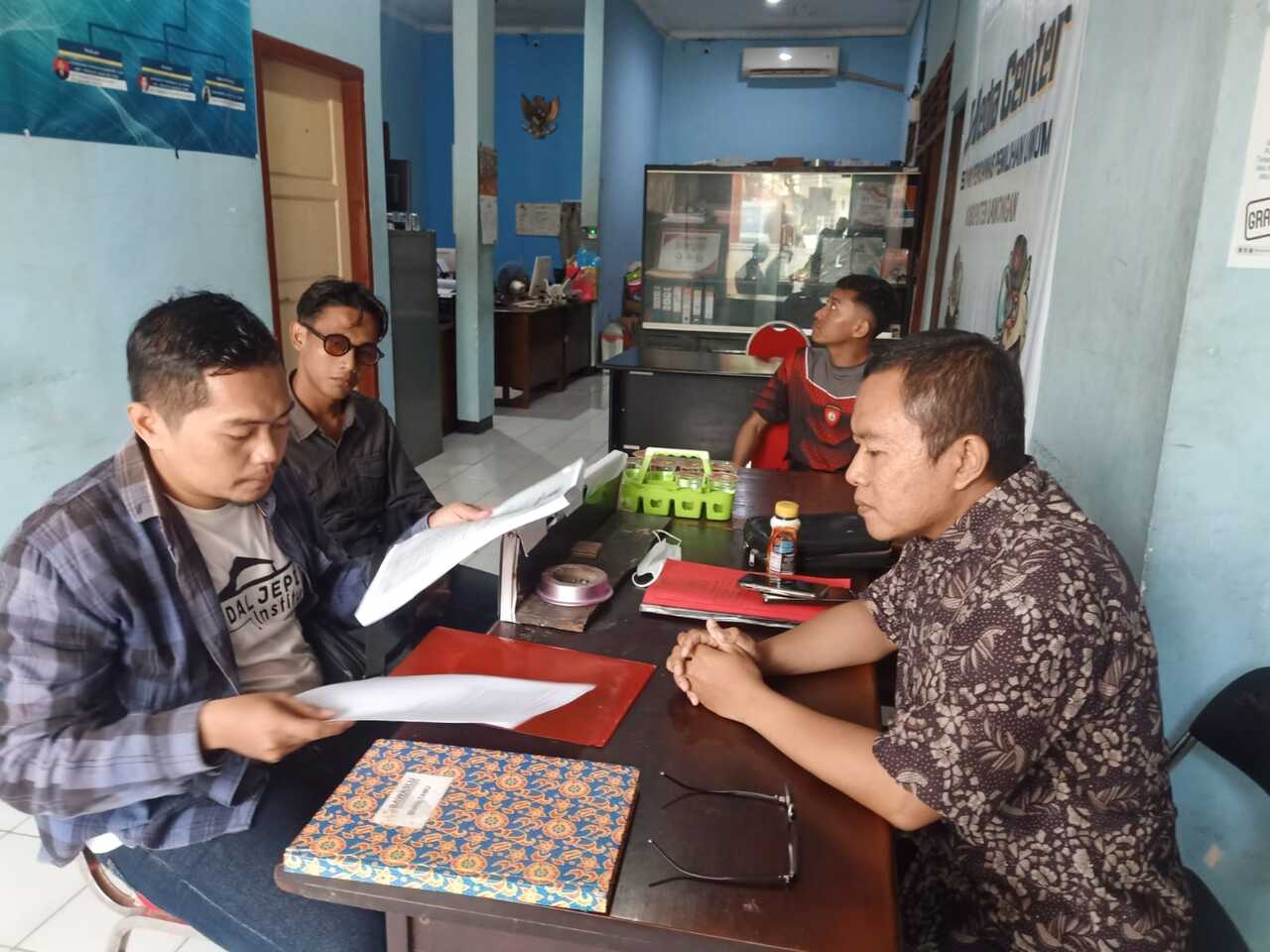 Pelapor saat melaporkan para oknum ASN, Kades ke Bawaslu beberapa waktu lalu. SP/MUHAJIRIN