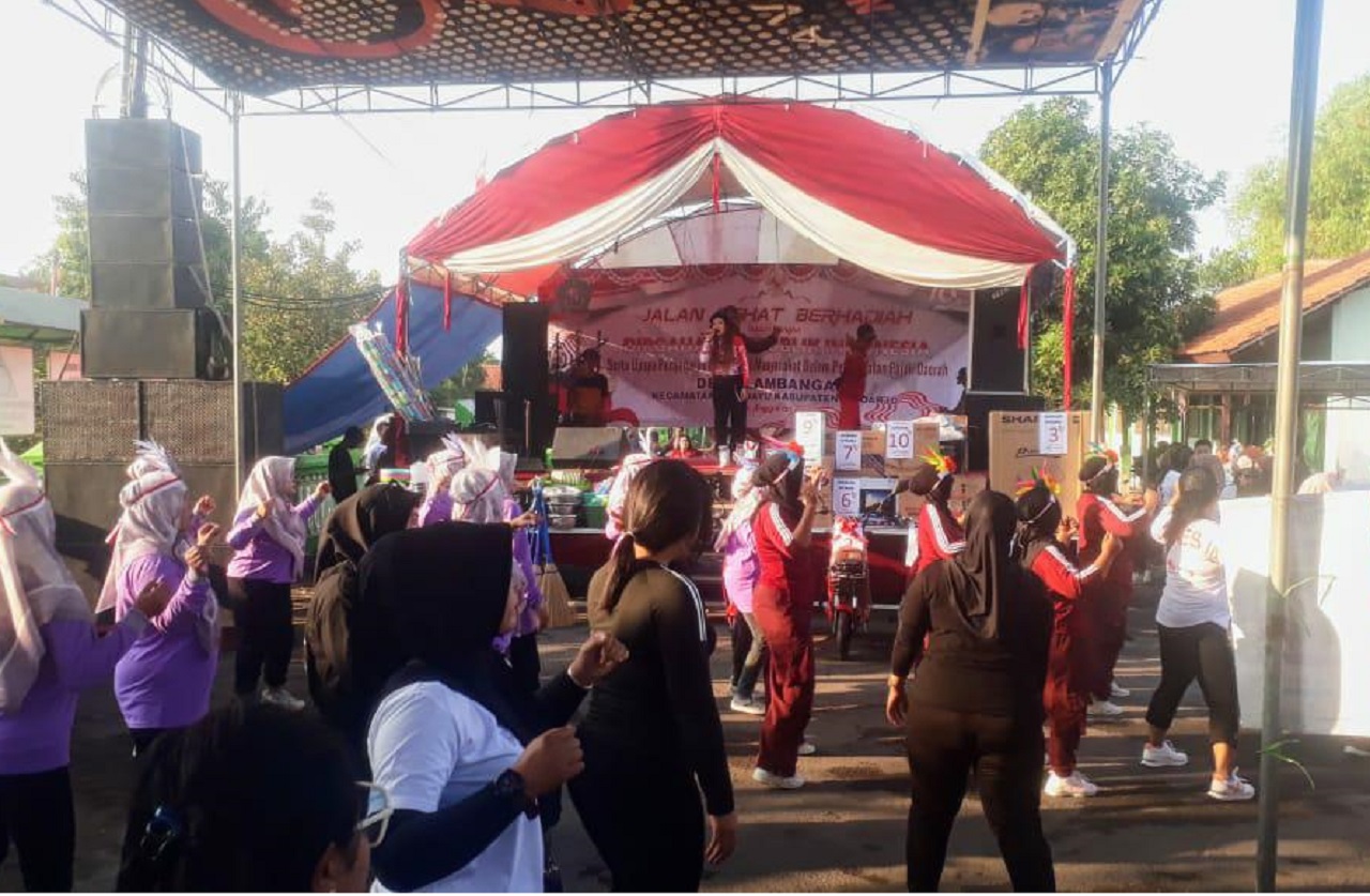 Kemeriahan lomba karnaval dan jalan sehat di Desa Lambangan, Kecamatan Wonoayu, Kabupaten Sidoarjo. SP/ JUM