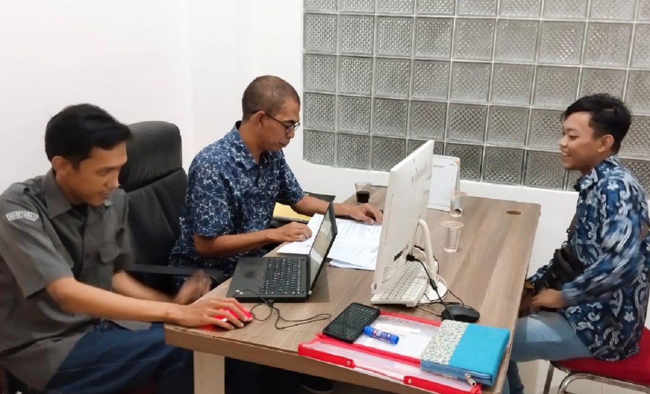 M. Farid Komisioner Bawaslu Lamongan tengah memintai keterangan dan klarifikasi kepada pelapor. SP/ IST