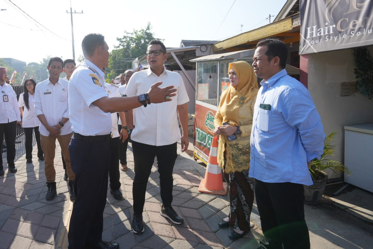 Pj Wali Kota Ali Kuncoro saat turun menertibkan stam dan parkiran di Jalan Pahlawan. SP/ DWI
