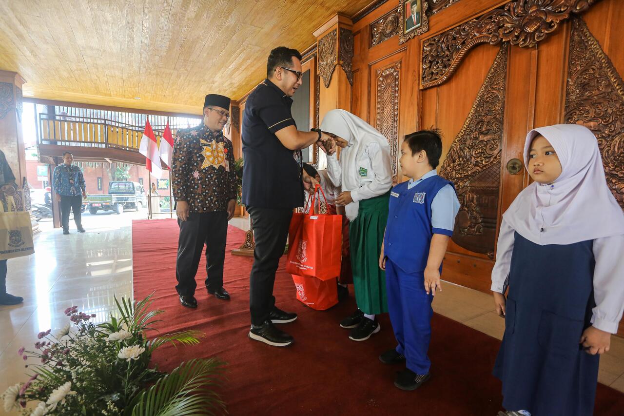 Penjabat (Pj) Wali Kota Mojokerto, Moh. Ali Kuncoro saat memberikan bantuan perlengkapan sekolah. SP/ DWI